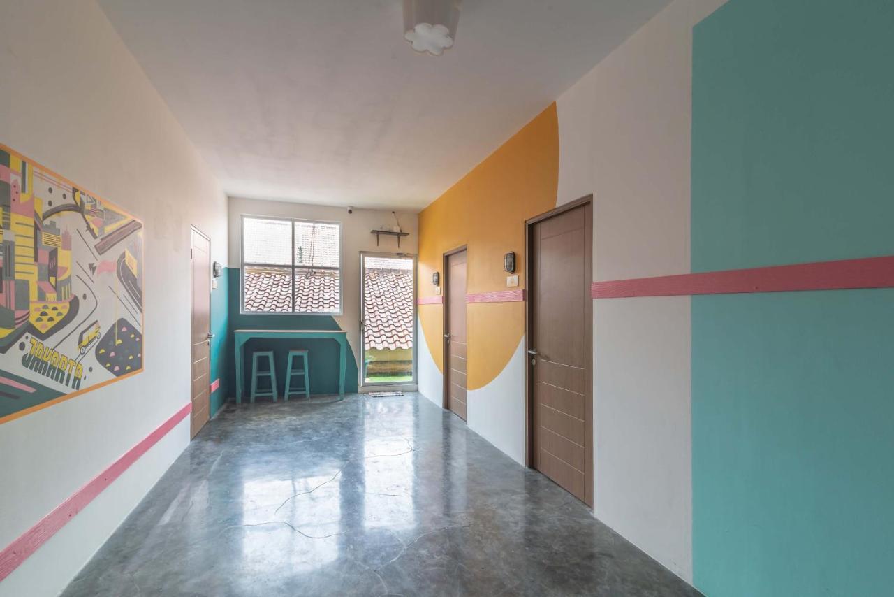 Wonderloft Hostel Kota Tua Jakarta Exterior photo